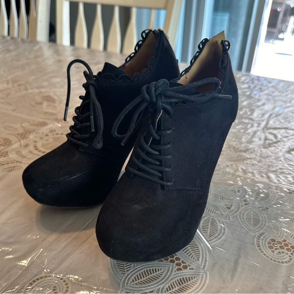 Qupid Puffin 34 Black Suede Lace-Up Ankle Booties